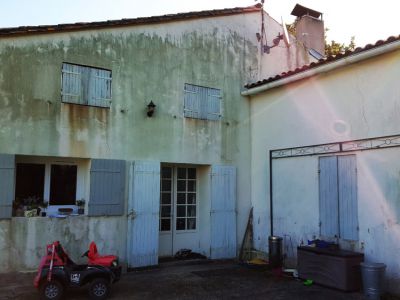 Façade enduite au béton avant à côté de Lesparre-Médoc en Gironde 33